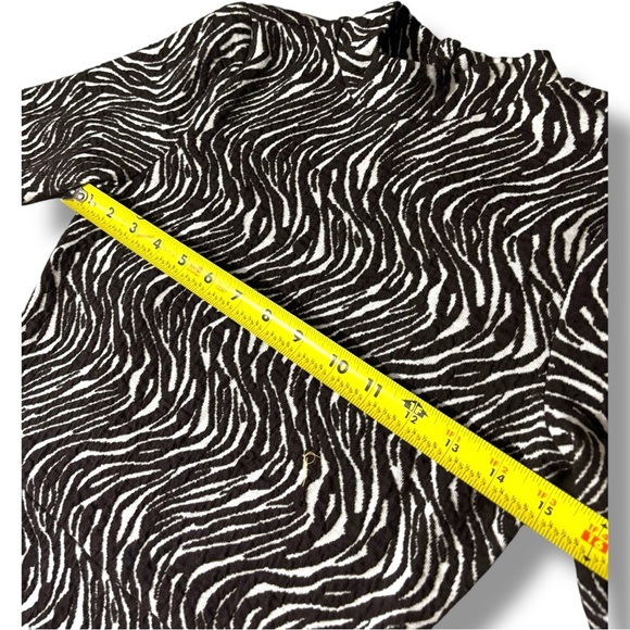 Chic Dark Brown and White Zebra Pattern  Cutout Back and Sides Long Sleeve Dress - Picture 10 of 16